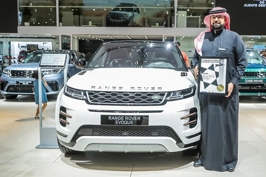 Giải thưởng giành cho dòng xe Evoque được công bố bởi ông Shereen Shabnam - thuộc hội đồng WWCOTY tại Triển lãm ô tô quốc tế tại Dubai. 