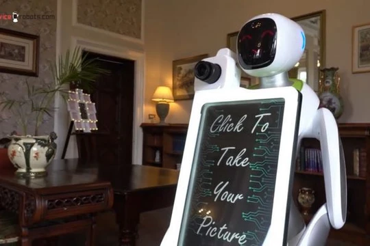 Robot chụp hình Eva