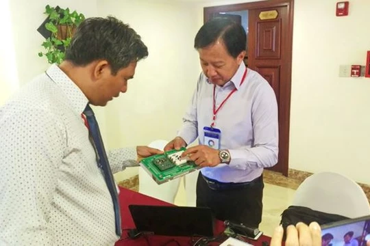 Ông Ngô Võ Kế Thành, Giám đốc Trung tâm R&D (bài trái) cho biết, trung tâm đã nâng cấp, cải tiến nhiều công nghệ được chuyển giao từ nước ngoài thành sản phẩm mang thương hiệu "made in Việt Nam"