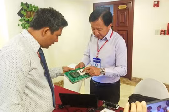 Ông Ngô Võ Kế Thành, Giám đốc Trung tâm R&D (bài trái) cho biết, trung tâm đã nâng cấp, cải tiến nhiều công nghệ được chuyển giao từ nước ngoài thành sản phẩm mang thương hiệu "made in Việt Nam"