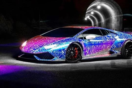 Siêu xe Lamborghini được độ với màu sắc sặc sỡ. Ảnh: Carscoops 