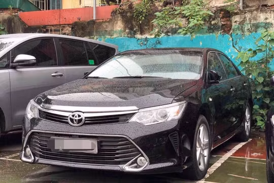Chiếc Toyota Camry 2.5Q sản xuất năm 2017, đăng ký năm 2017 siêu lướt 18.000km giá 1,2 tỷ đồng. 