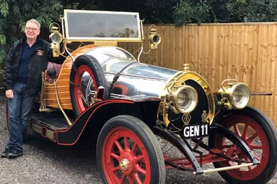 Nhạc sĩ dành sáu năm chế tạo "xe bay" trị giá 5,6 tỷ 