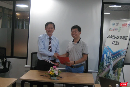 Ông Lý Đình Quân - Giám đốc Songhan Incubator (bên trái) và ông Phạm Tiến Dũng - giám đốc Không gian Sáng tạo Cogo (1 Thái Hà) ký kết hợp tác về hỗ trợ miễn phí địa điểm làm việc cho các startup