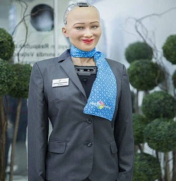 Sophia tươi cười khi tới sân bay. Ảnh: Forbes