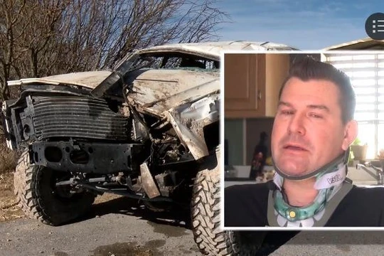 Nate Felix và chiếc xe bị lật của anh ta tại hoang mạc Nevada, Mỹ.