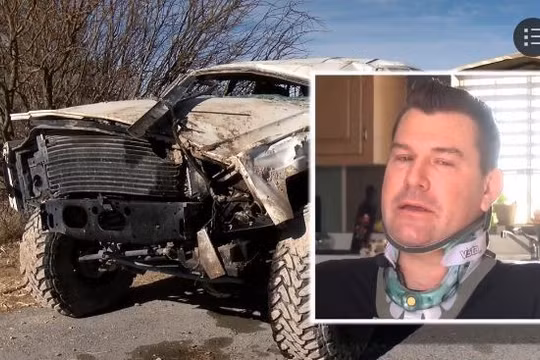 Nate Felix và chiếc xe bị lật của anh ta tại hoang mạc Nevada, Mỹ.