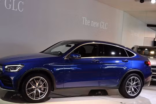 SUV cỡ trung Mercedes GLC 300 vừa được công bố có màn hình rộng 10,25 inch và hệ thống thông tin giải trí MBUX là trang bị tiêu chuẩn 