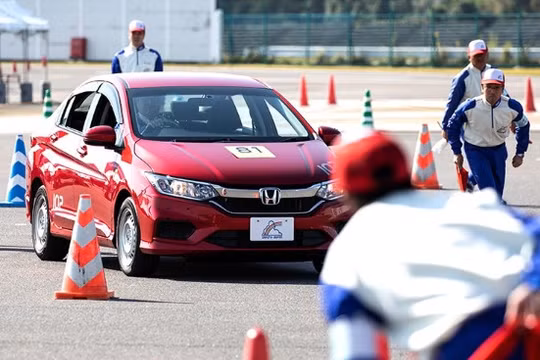 Phần thi cảm nhận không gian xe ô tô tại Hội thi Hướng dẫn viên Lái xe an toàn 2019. 