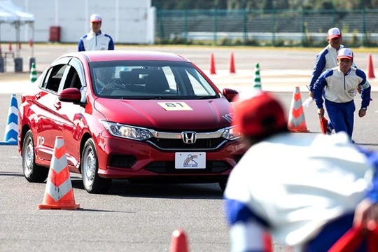 Phần thi cảm nhận không gian xe ô tô tại Hội thi Hướng dẫn viên Lái xe an toàn 2019. 