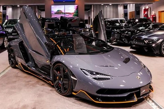 Chiếc Lamborghini Centenario Roadster đang được rao bán giá 4 triệu USD.