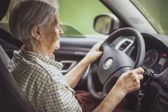 Đối với người cao tuổi, việc lái xe nhiều lúc khá vất vả và khó khăn.