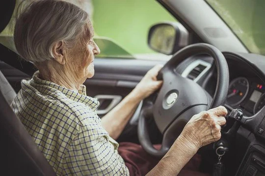 Đối với người cao tuổi, việc lái xe nhiều lúc khá vất vả và khó khăn.