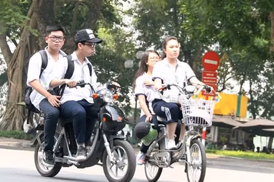 Các bậc phụ huynh nên cẩn trọng khi lắp thêm thiết bị định vị, chống trộm vào xe của các con