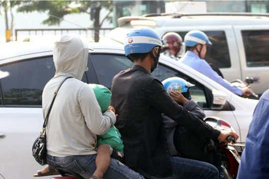Bàn lùi mua ô tô, nhiều gia đình vẫn lựa chọn phương tiện xe máy để di chuyển dù đi đường dài