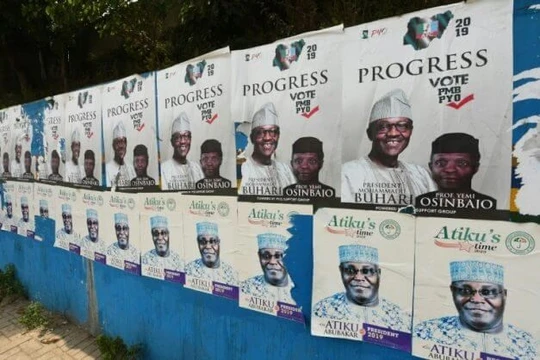 Các poster tranh cử của các ứng cử viên ở Nigeria. (Nguồn: AFP) 