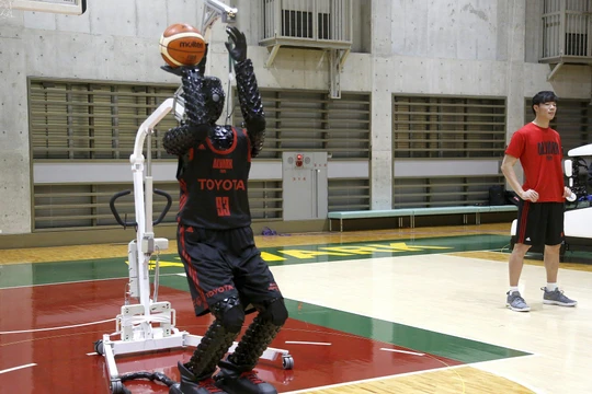 Không nhiều người có thể liên tục thực hiện thành công những cú ném 3 điểm. Ảnh: AP.