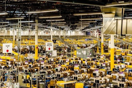 Một kho hàng của Amazon tại Kent, Washington.