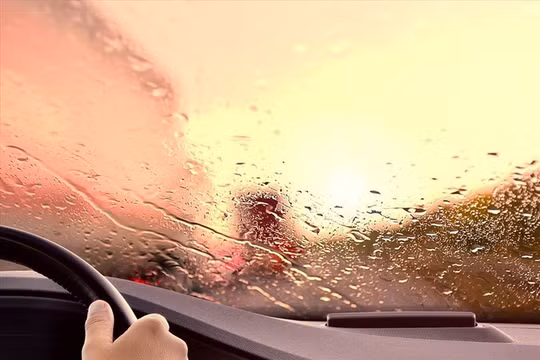 Điều khiển xe trong thời tiết mưa bão luôn rình rập nhiều mối nguy hiểm bất ngờ. Ảnh ST. 