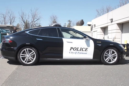 Chiếc xe điện Tesla Model S của cảnh sát Fremont. 