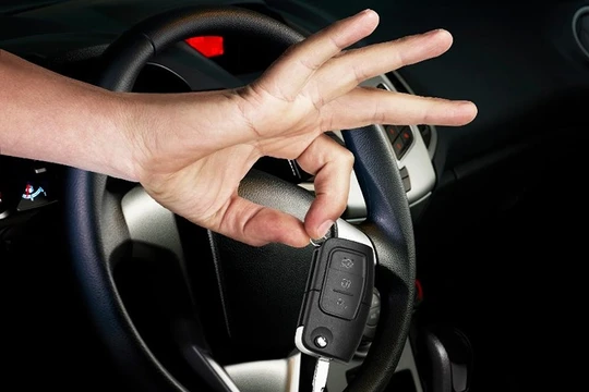 Chiếc xe có thể bị hacker tắt động cơ ngay khi tài xế đang lái xe. Ảnh: Forbes 