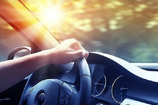 Tia UV vẫn có khả năng xuyên qua kính ô tô.
