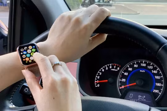 Chạm vào đồng hồ thông minh khi đang lái xe là vi phạm giao thông ở một số nơi như Anh hay Canada. Ảnh: Nguyên Khoa