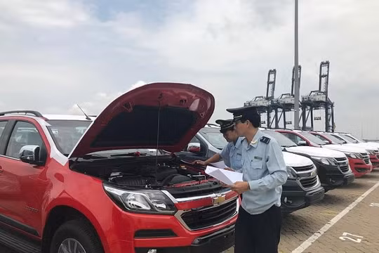 Mặt hàng ô tô dưới 9 chỗ ngồi nhập khẩu đang giảm. Ảnh: T.H 