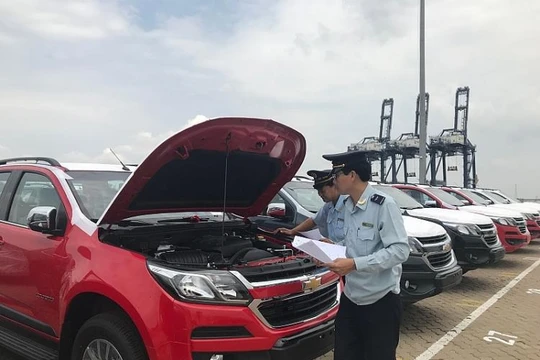 Mặt hàng ô tô dưới 9 chỗ ngồi nhập khẩu đang giảm. Ảnh: T.H 