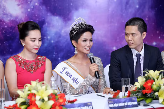 Hoa hậu H'Hen Niê (giữa) ủng hộ mạng xã hội theo hướng tích cực. Ảnh: báo Thanh Niên