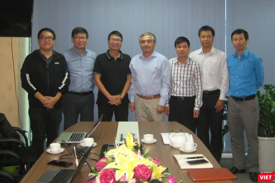 TS Nguyễn Minh Hồng - Chủ tịch Hội Truyền thông Số Việt Nam chụp ảnh kỷ niệm cùng các chuyên gia tham dự buổi thảo luận.