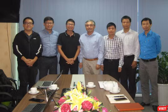 TS Nguyễn Minh Hồng - Chủ tịch Hội Truyền thông Số Việt Nam chụp ảnh kỷ niệm cùng các chuyên gia tham dự buổi thảo luận.