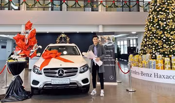 Thủ môn Bùi Tiến Dũng bên chiếc xe được tặng trước thềm Noel