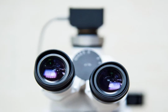 Kính hiển vi robot