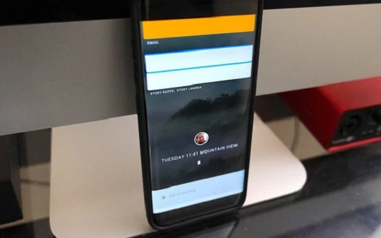 Trên màn hình chính của thiết bị Fuchsia không xuất hiện thanh Dock, biểu tượng desktop, launcher, tại đây chỉ có công cụ tìm kiếm của Google.