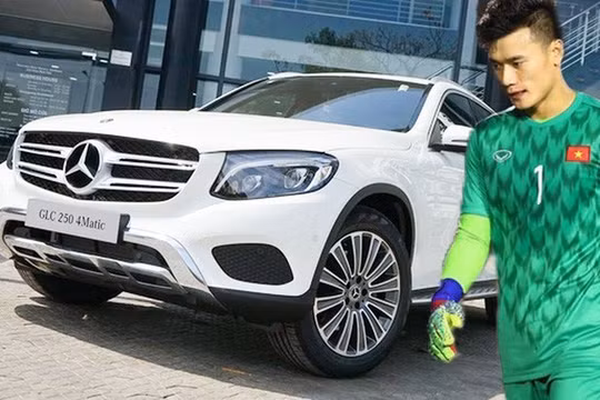 Chiếc Mercedes-Benz GLC mà thủ môn Bùi Tiến Dũng được tặng thuộc phiên bản GLC 250 có giá niêm yết 1,989 tỷ đồng. 