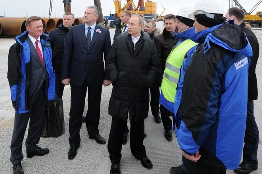 Tổng thống Nga Vladimir Putin (giữa) đến thị sát công trường xây dựng cầu nối qua Eo biển Kerch năm 2018. Ảnh: AP