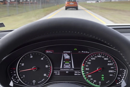 Công nghệ hỗ trợ giữ làn trên một mẫu xe hơi, cảnh báo tài xế khi xe bắt đầu có dấu hiệu chuyển khỏi làn đang chạy. Hệ thống được thiết kế giúp lái xe an toàn hơn, nhưng có thể khiến một số tài xế phân tâm do quá tin tưởng vào công nghệ. Ảnh: Auto Service