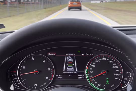 Công nghệ hỗ trợ giữ làn trên một mẫu xe hơi, cảnh báo tài xế khi xe bắt đầu có dấu hiệu chuyển khỏi làn đang chạy. Hệ thống được thiết kế giúp lái xe an toàn hơn, nhưng có thể khiến một số tài xế phân tâm do quá tin tưởng vào công nghệ. Ảnh: Auto Service