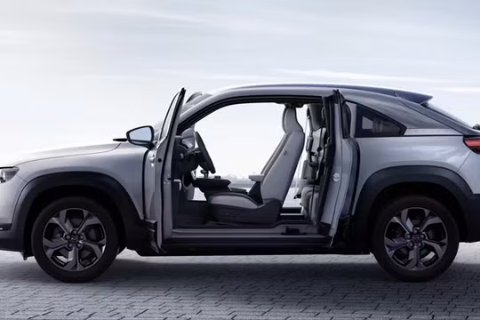 MX-30 có kiểu cửa mở ngược giống xe siêu sang Rolls-Royce. Ảnh: Mazda 