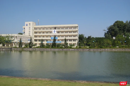 Khu giảng đường chính của ICTU bên một hồ nước nhân tạo.