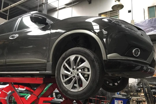 Xe Nissan X Trail rò rỉ dầu bảo hành chính hãng tại Nissan Long Biên ngày 11/4. 