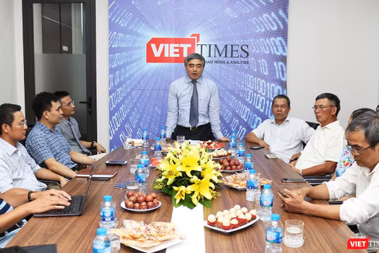 Ông Nguyễn Minh Hồng - Chủ tịch Hội Truyền thông số Việt Nam phát biểu với cán bộ, phóng viên, biên tập viên VietTimes