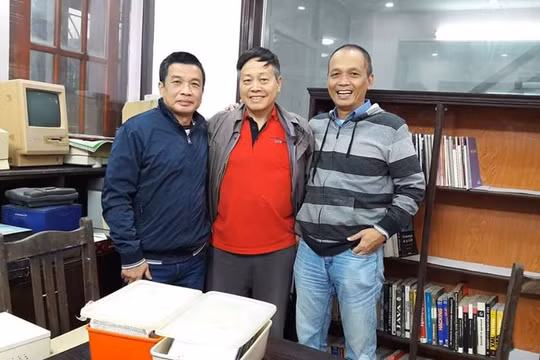 TS Nguyễn Chí Công (giữa) cùng các chuyên gia Nguyễn Ngọc Đức (bên trái) và Nguyễn Thành Nam (bên phải) chụp ảnh kỷ niệm cùng một số kỷ vật sưu tập. Ảnh: FB nhân vật