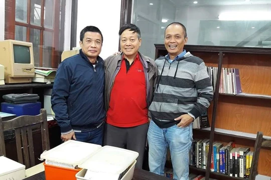 TS Nguyễn Chí Công (giữa) cùng các chuyên gia Nguyễn Ngọc Đức (bên trái) và Nguyễn Thành Nam (bên phải) chụp ảnh kỷ niệm cùng một số kỷ vật sưu tập. Ảnh: FB nhân vật
