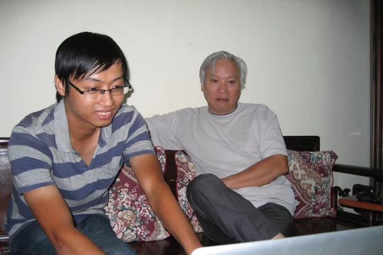 KTS Đinh Việt Phương giới thiệu công nghệ bảo tàng ảo với GS Nguyễn Văn Huy - nguyên giám đốc Bảo tàng Dân tộc học.