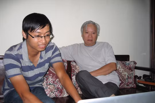 KTS Đinh Việt Phương giới thiệu công nghệ bảo tàng ảo với GS Nguyễn Văn Huy - nguyên giám đốc Bảo tàng Dân tộc học.