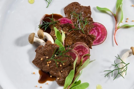 Miếng thịt bò nhân tạo do Aleph Farms sản xuất.