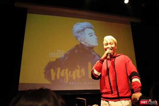 Ca sĩ Phạm Hoàng Khoa (Karik) đang có bài hát hit trên mạng mang tên "Người lạ ơi"