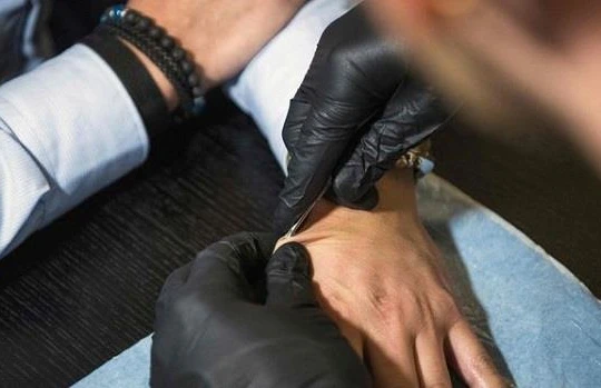 Các con chip sẽ được gắn vào dưới da tay để sau đó người được cấy chỉ cần "quẹt tay" là thực hiện được rất nhiều việc.